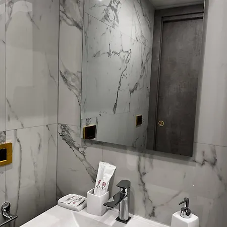 Gold House Apartment *